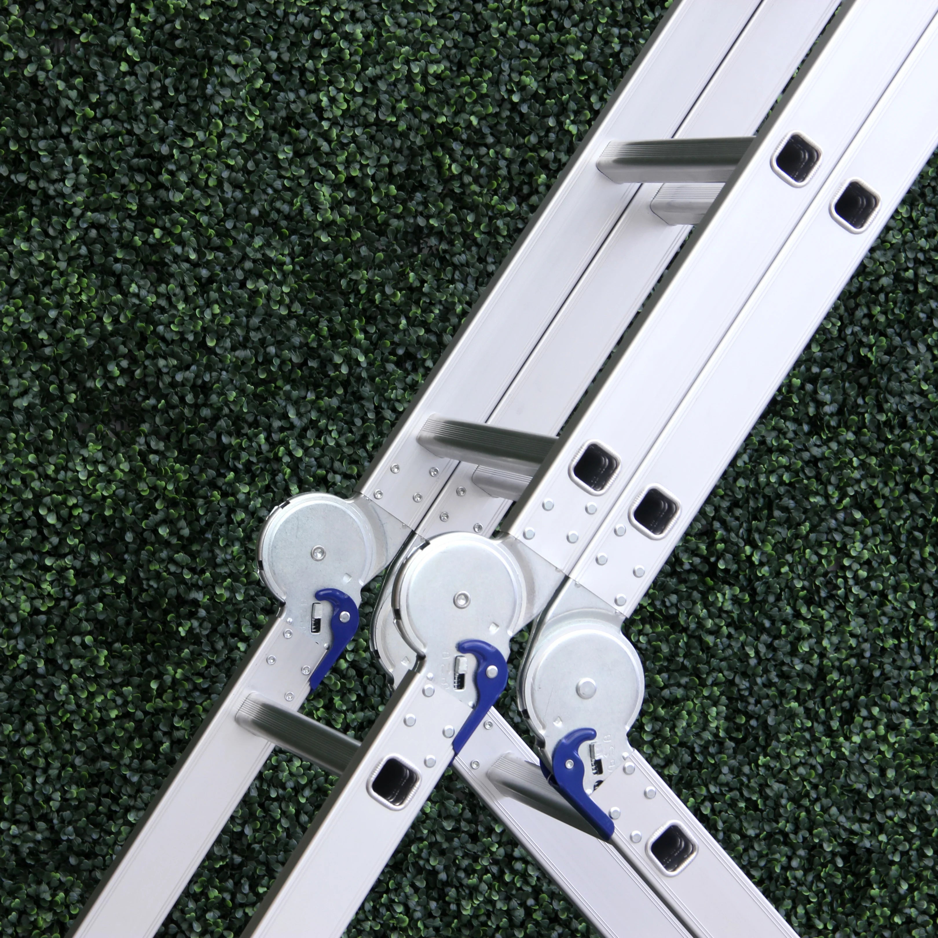 foldable ladder equipped with secure clamping hinges for safe use