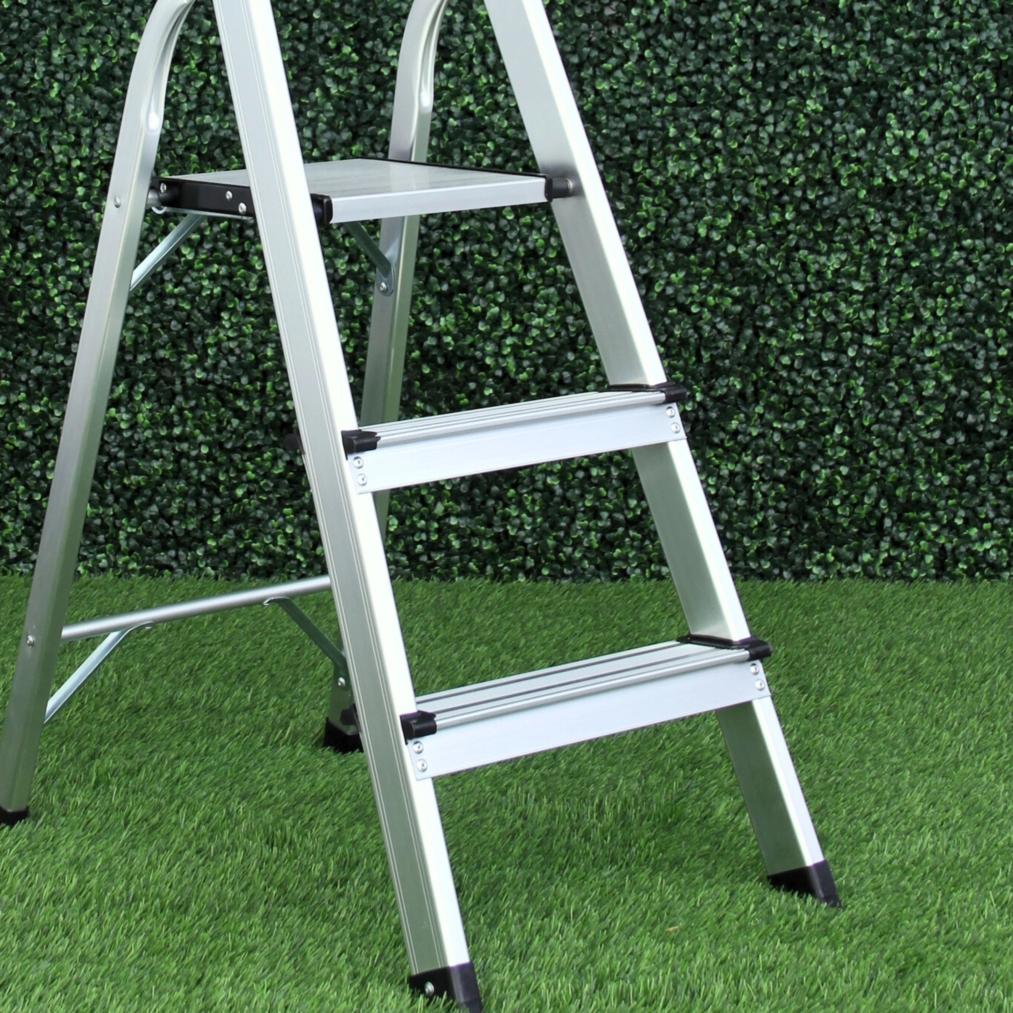 aluminum step ladder close look anti-slip platform