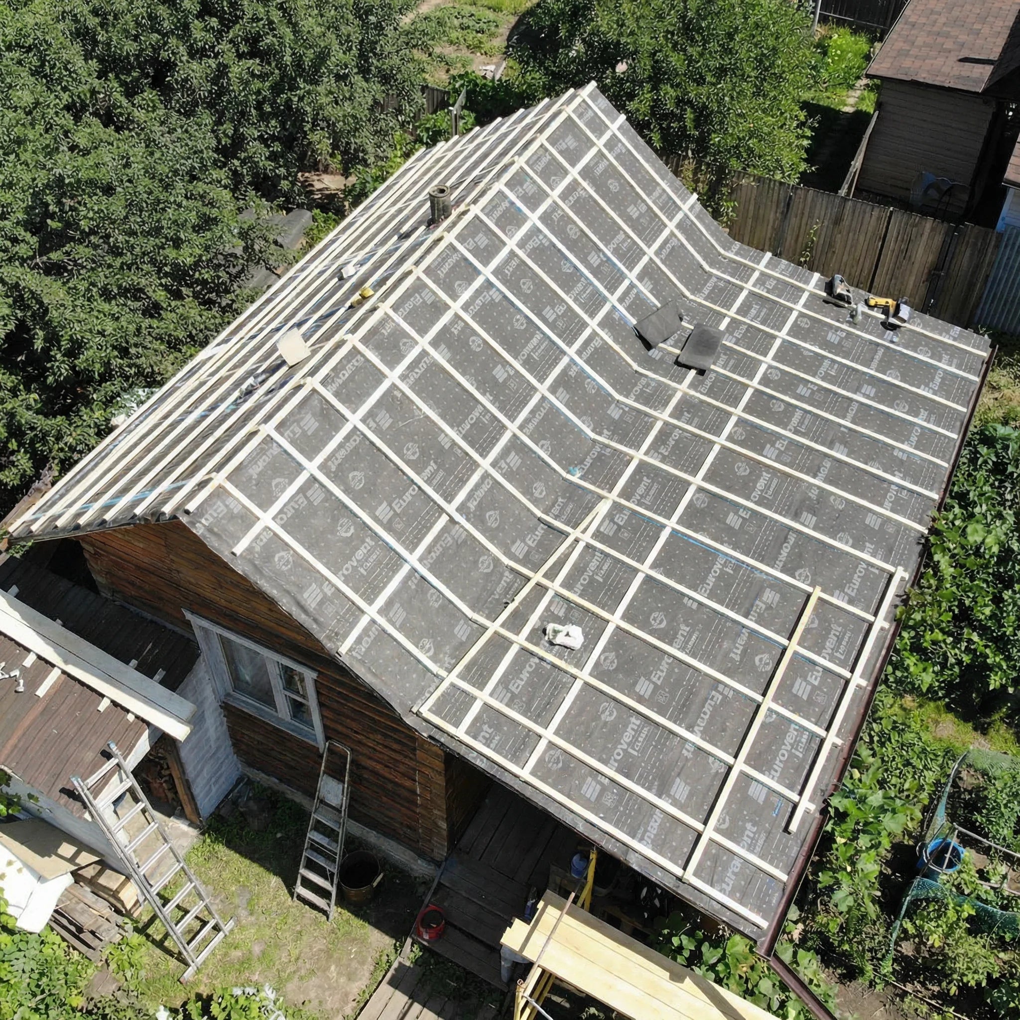 Roof covered with breathable membrane underlay 