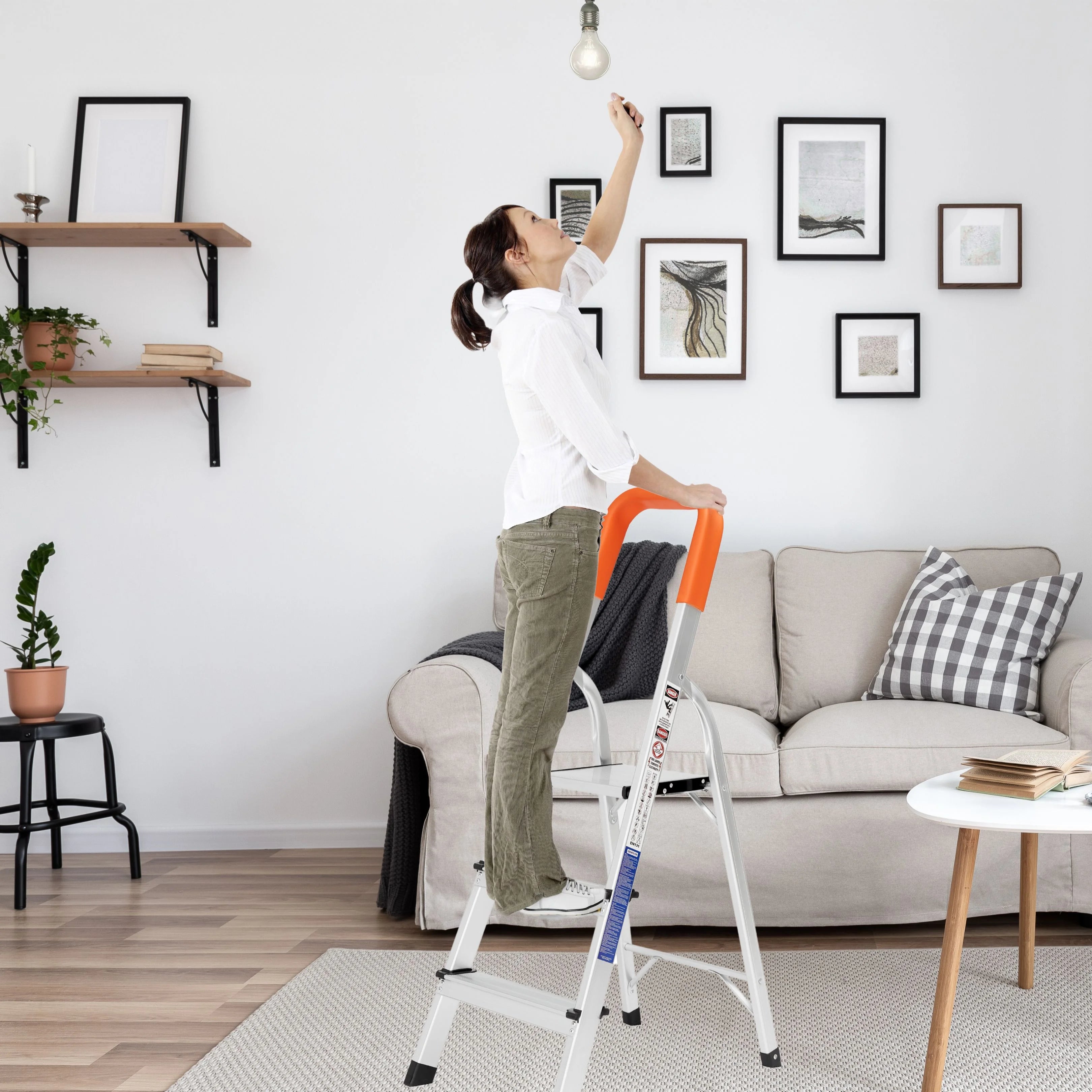 Demonstrating a 3 step aluminum ladder height