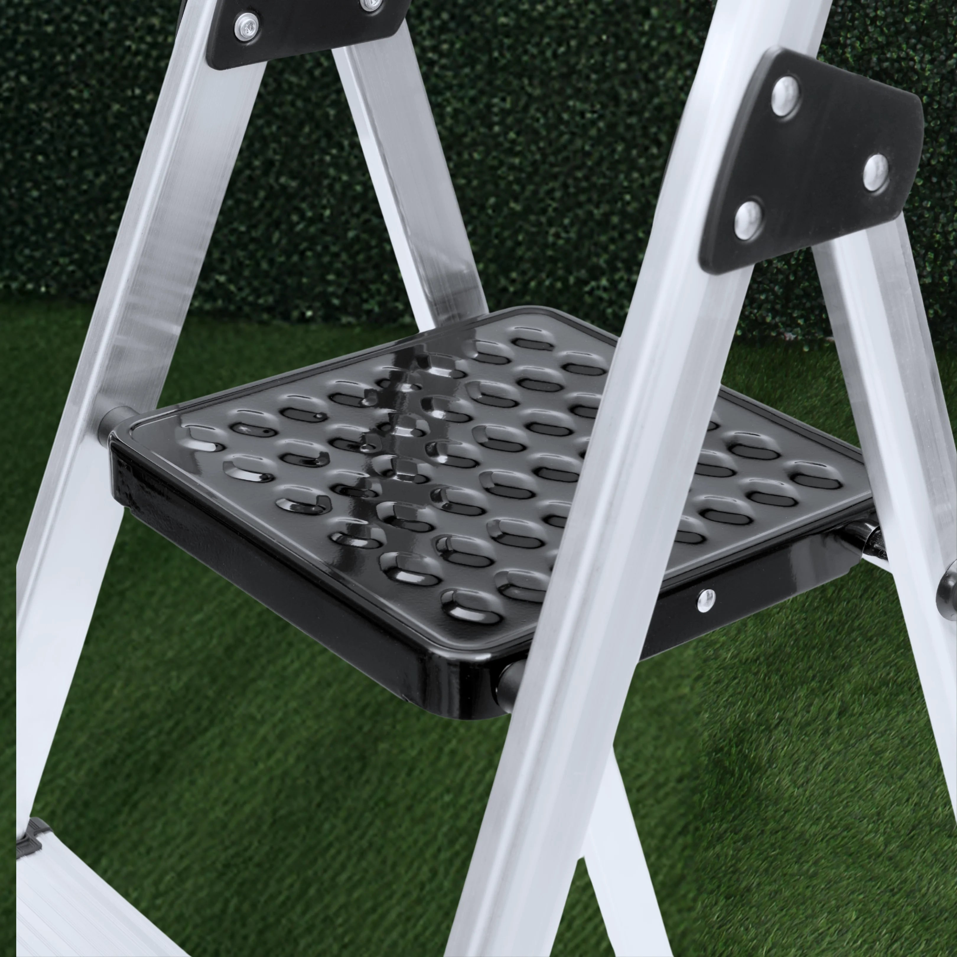 aluminum step ladder close look anti-slip platform