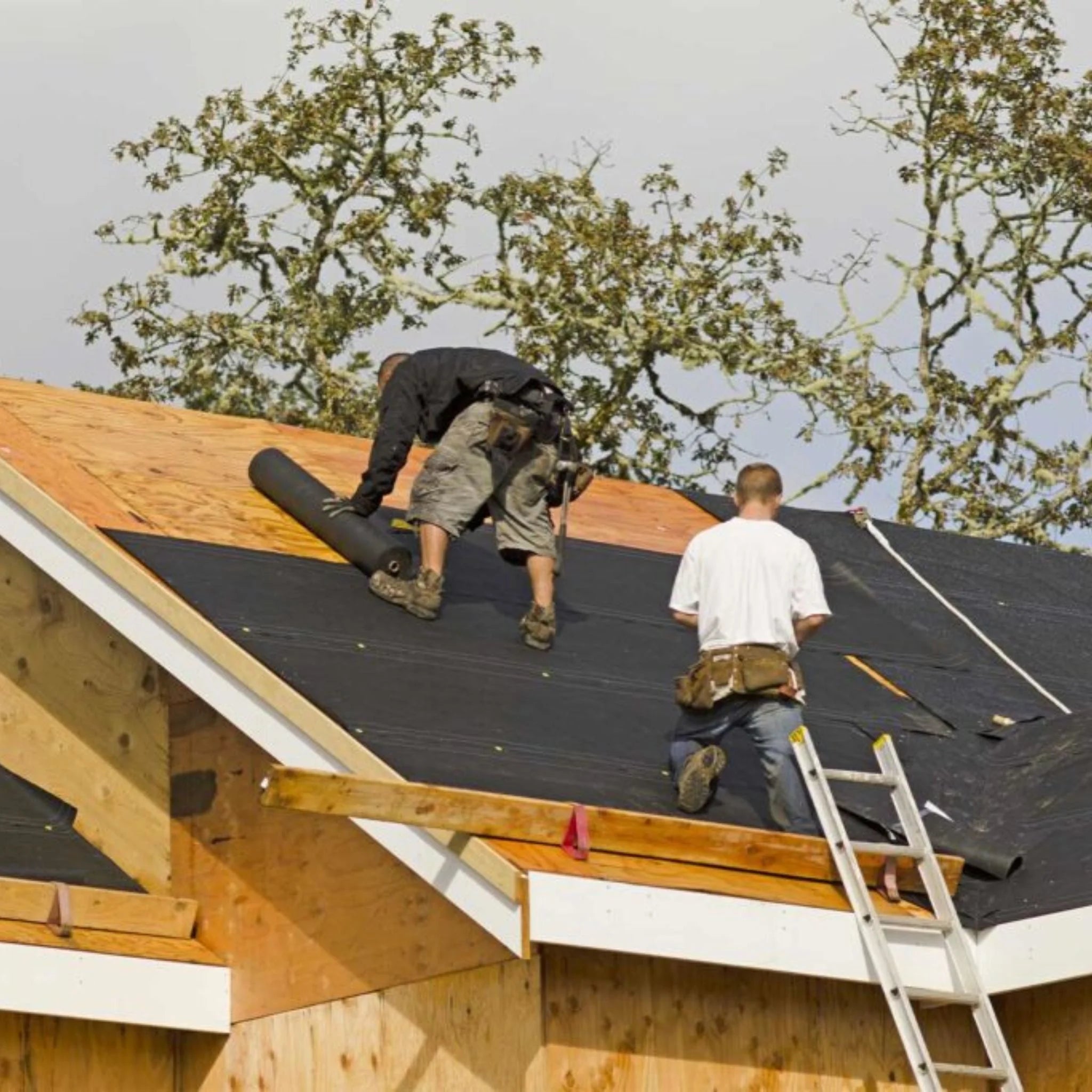 roll of black roofing felt installation