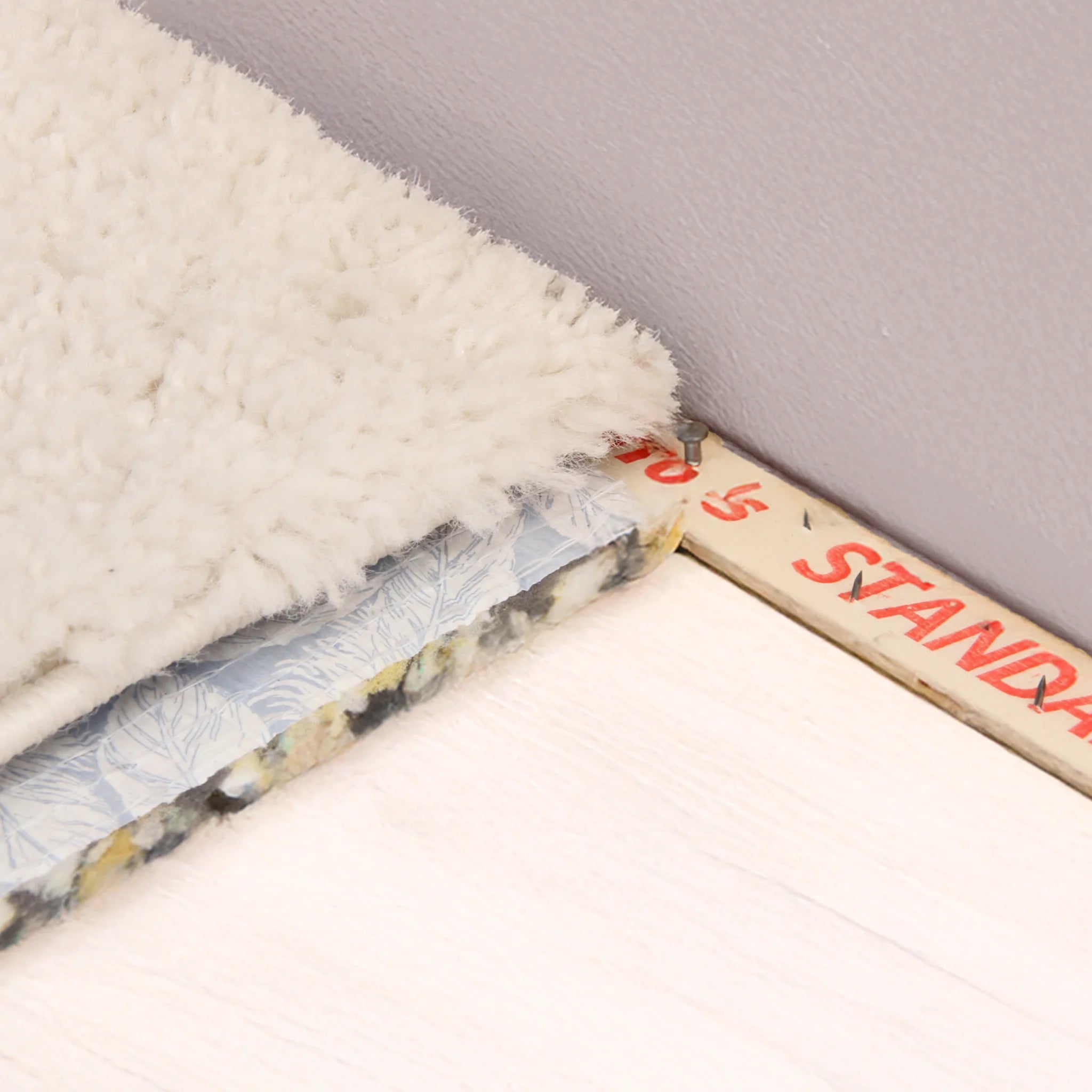 Carpet installed with gripper rod at wall edge